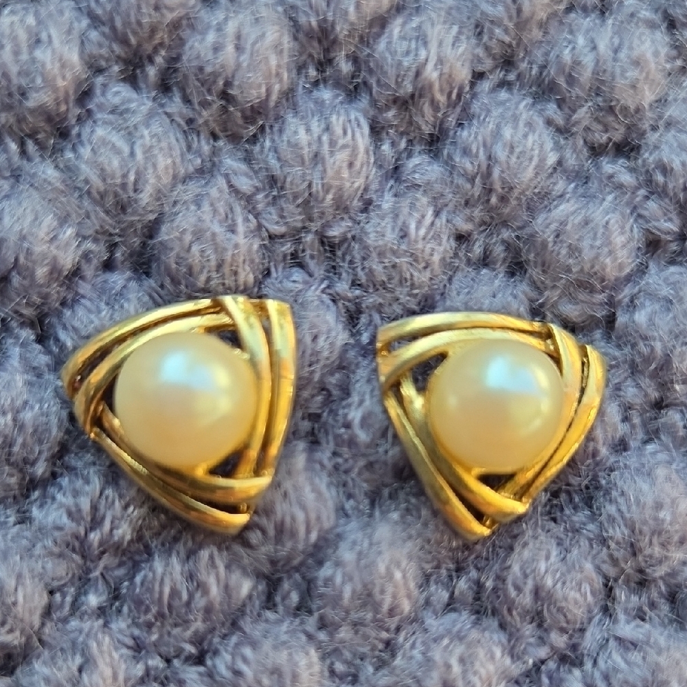 Elegant Gold Tone and Pearl Stud Earrings